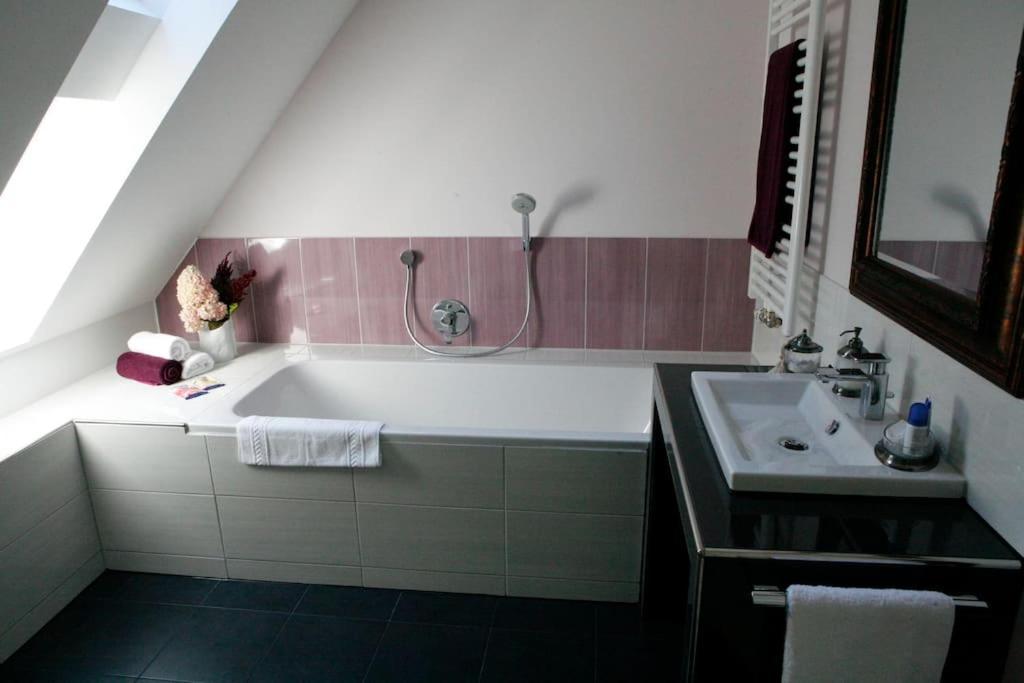Haus Keppelborg: Zi Antonia Mit Kirchplatzblick Apartment Heek Bagian luar foto